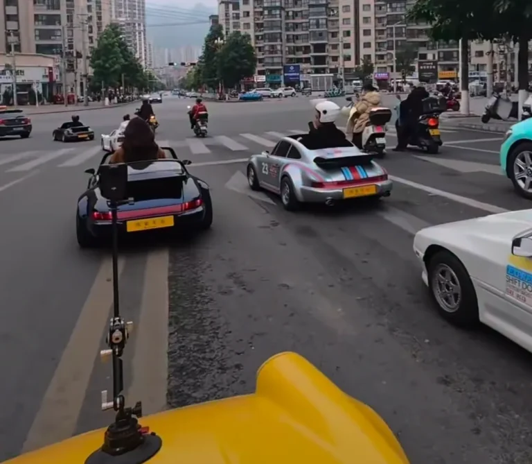 Driving view following a group of replicas